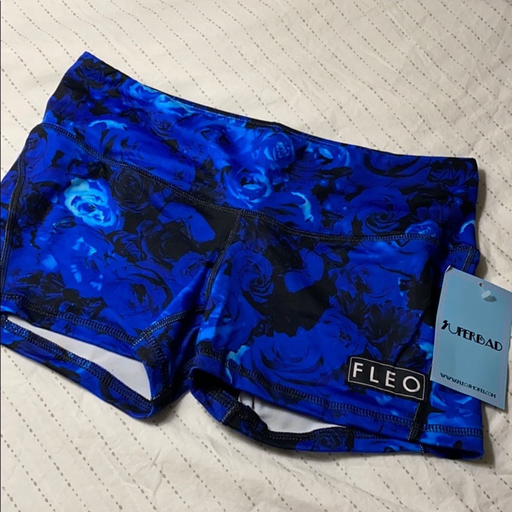 NWT size M Fleo shorts